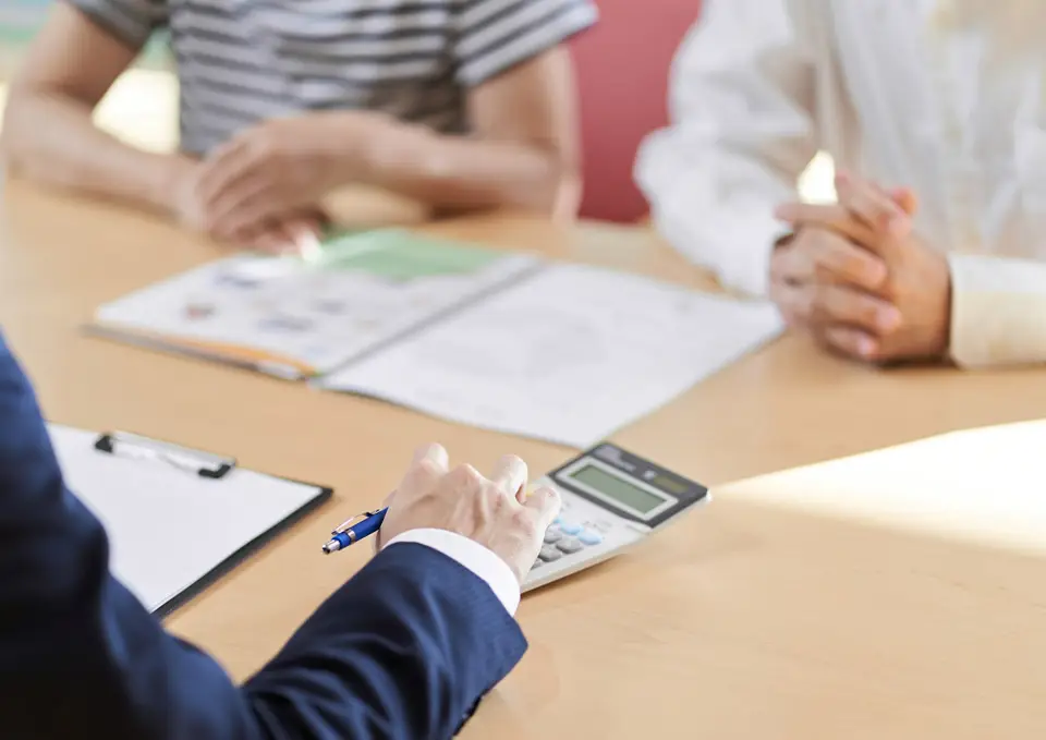 茅ヶ崎市の自宅で、お坊さんが法事・法要を行なっている様子