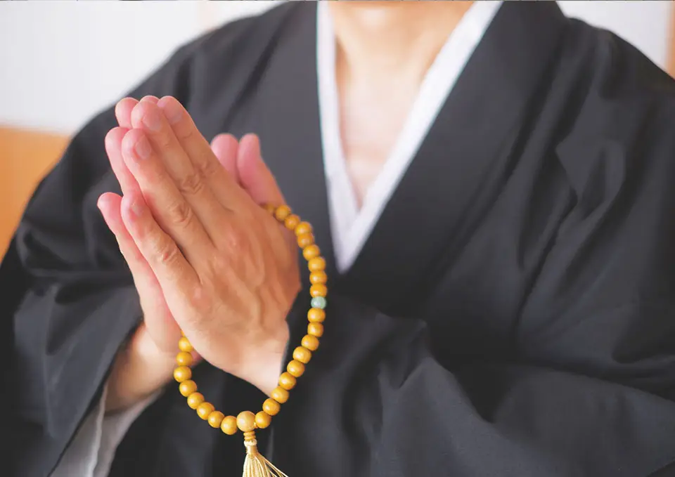 神奈川県の自宅で、お坊さんが法事・法要を行なっている様子