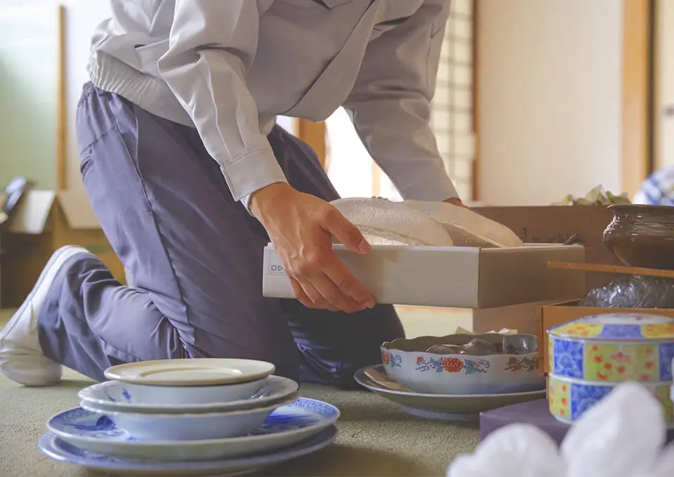 神奈川県にある故人さまの自宅で、遺品整理をしている様子
