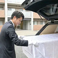 わかりやすい家族葬 はばたきグループが寝台車で神奈川県の病院までお迎えあがっている様子