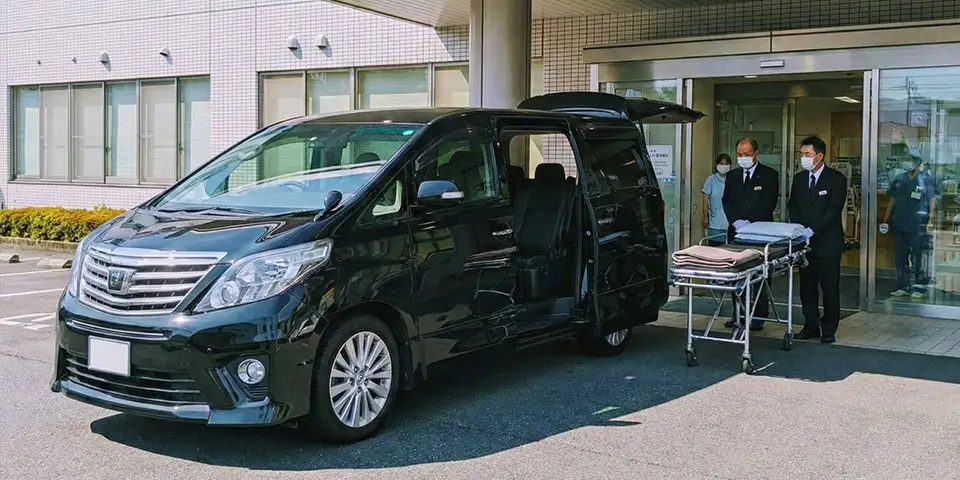 神奈川県の病院に、ご遺体のお迎えに行く寝台車