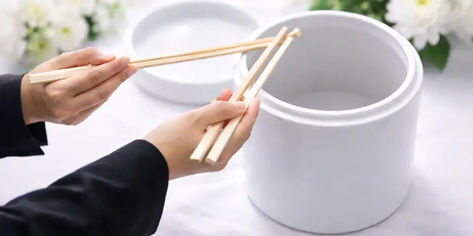 葬儀社スタッフが納棺をしている様子