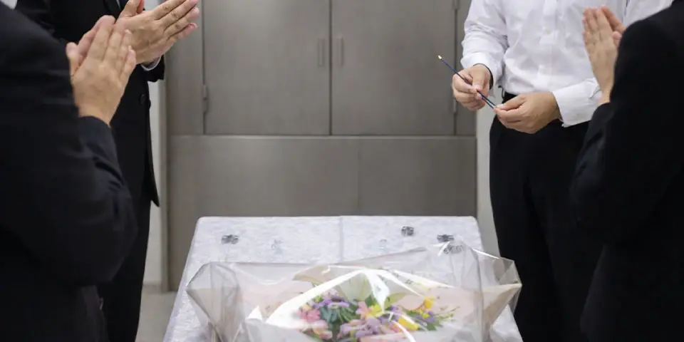 葬儀社スタッフが納棺をしている様子