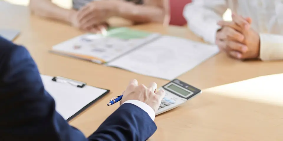 葬儀を終わった方が、相続の相談をしている様子の手元