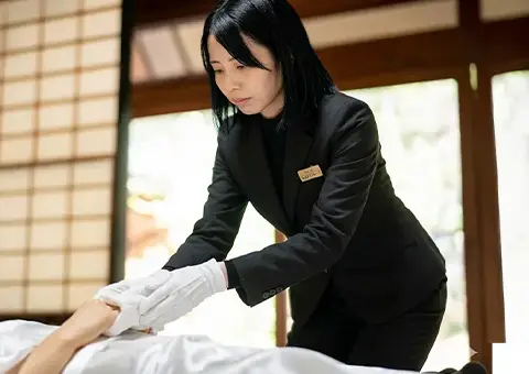 葬儀社スタッフが納棺をしている様子