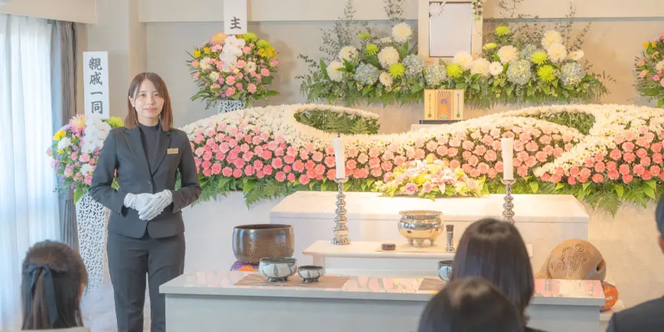 わかりやすい家族葬 はばたきグループの女性の司会進行スタッフが、神奈川県での告別式を進行していう様子