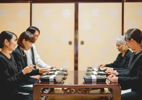 初七日法要(繰り上げ法要)で精進料理を家族で食べている様子