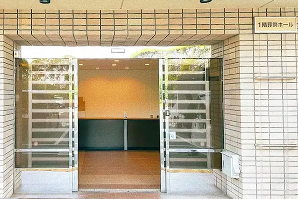 横浜市戸塚斎場の式場入口
